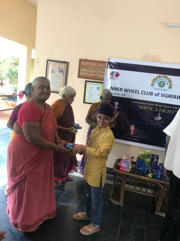 club member Hanisha donated groceries and daily needs to 45 inmates of an Oldage Home