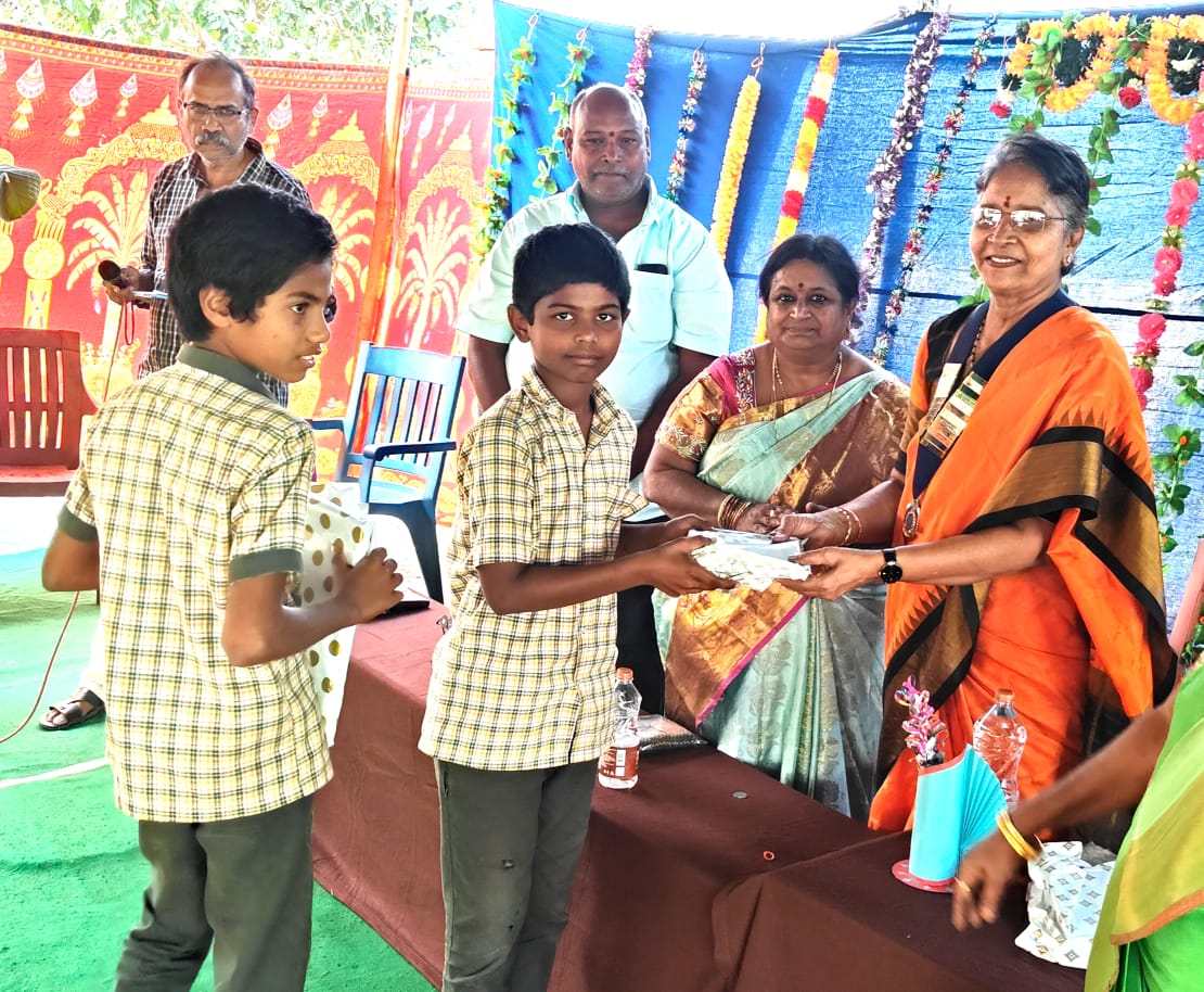 Distributed cash prizes to students who excelled in academics